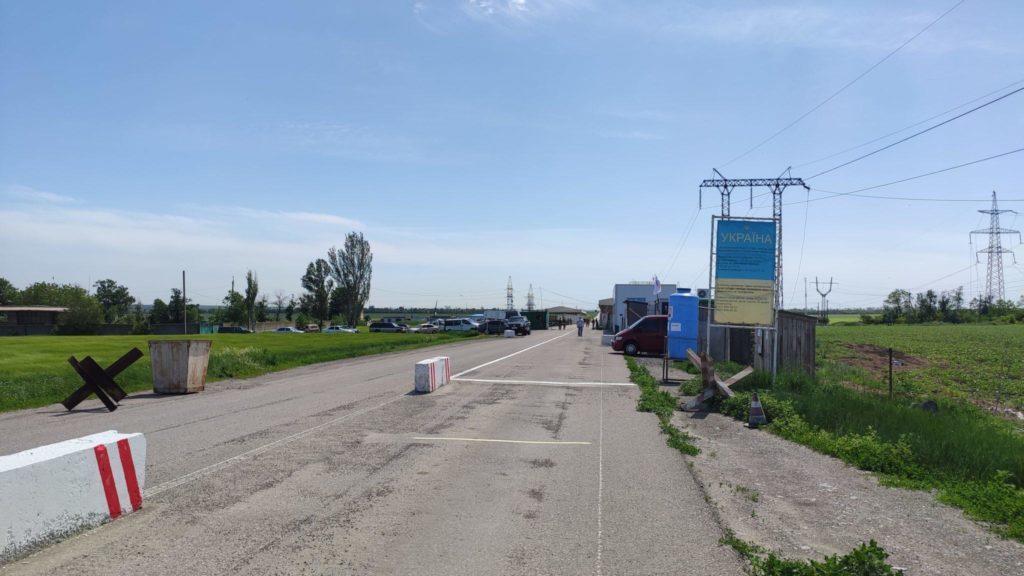 10 августа люди пересекают линию разграничения на Донбассе через 2 КПВВ