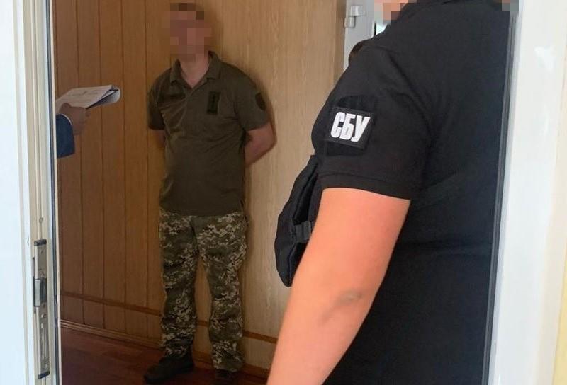 Просили “відкат” за маски: Кількох посадовців Командування медсил ЗСУ спіймали на хабарі в 1 млн грн
