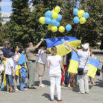 Бахмутские активисты запустили на шариках флаг Украины в сторону оккупированных территорий (фото, видео)