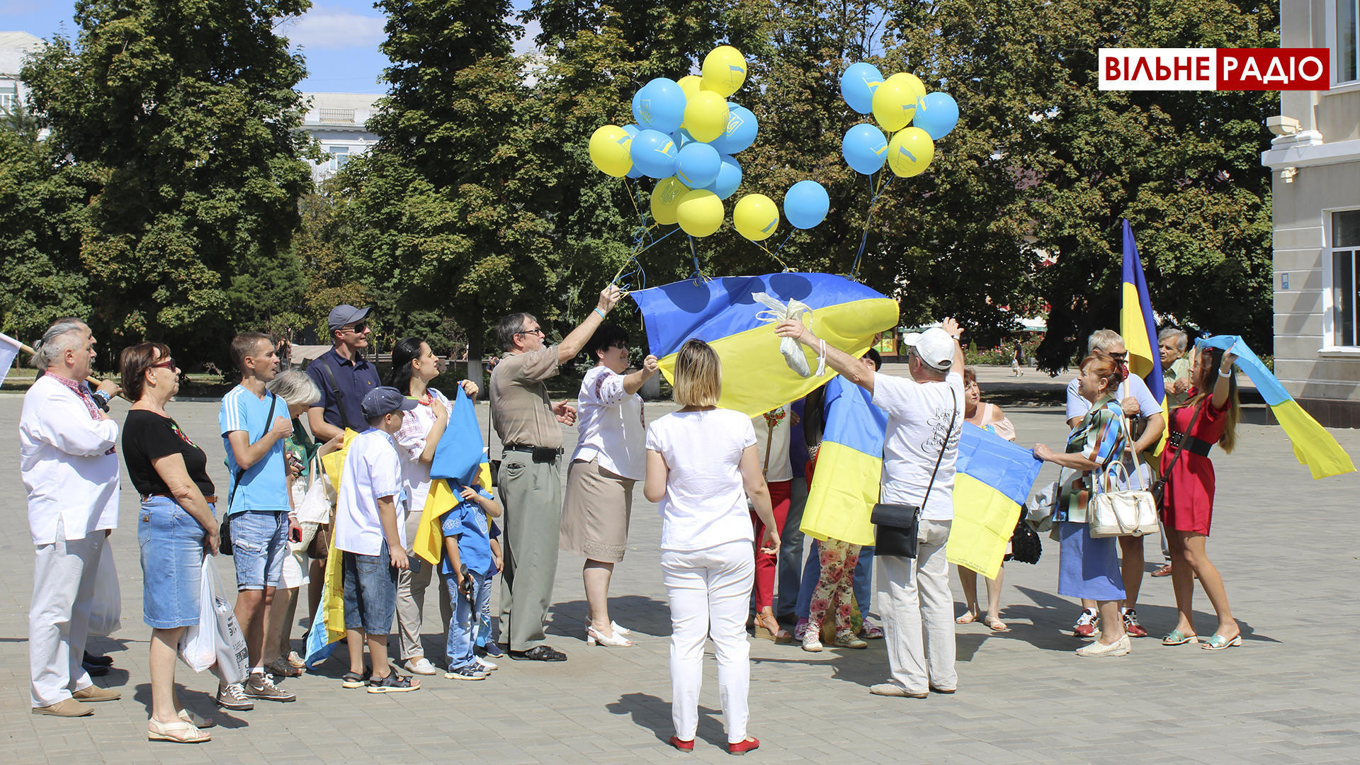 Бахмутські активісти запустили на кульках прапор України в бік окупованих територій (Фото, відео) 1