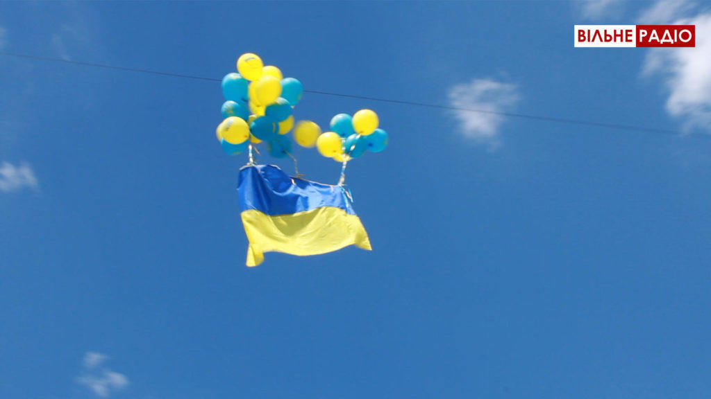 Бахмутські активісти запустили на кульках прапор України в бік окупованих територій (Фото, відео)