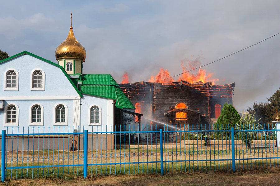 В Донецкой области сгорел Свято-Петропавловский храм 1