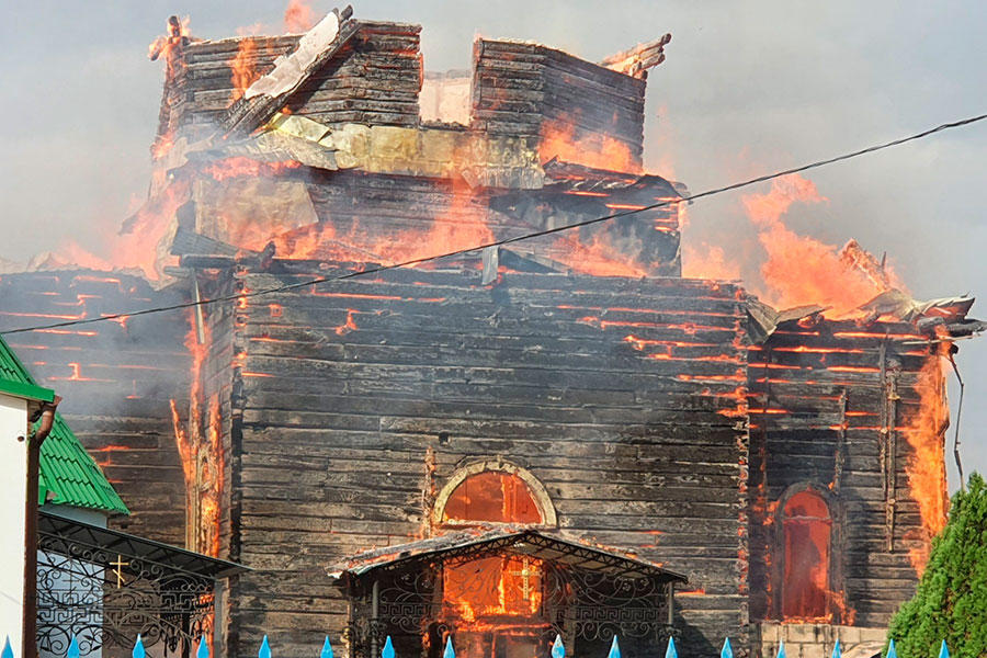В Донецкой области сгорел Свято-Петропавловский храм 2