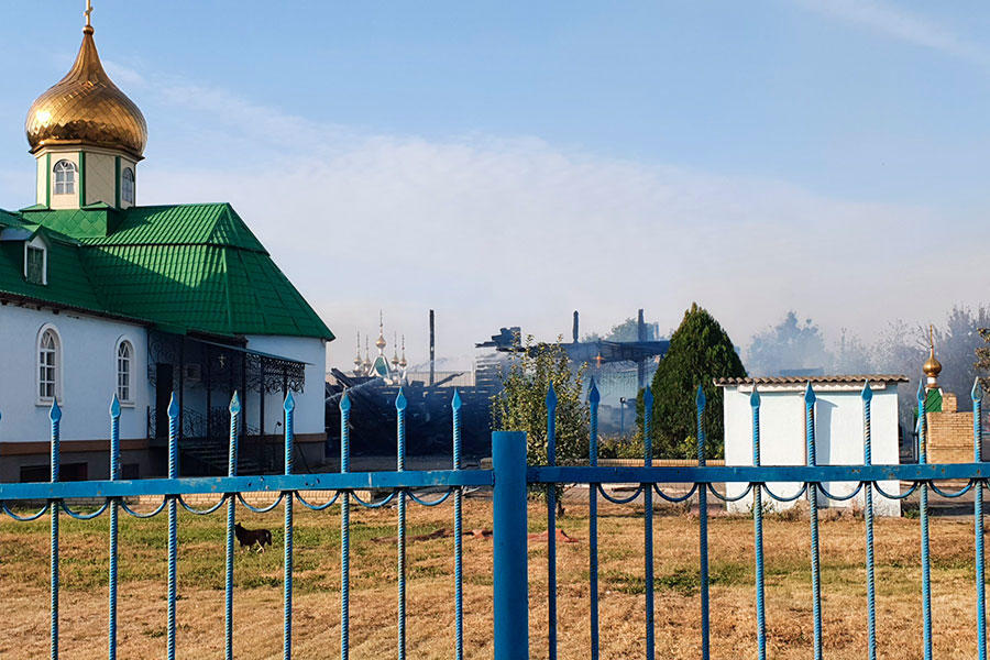 В Донецкой области сгорел Свято-Петропавловский храм 3