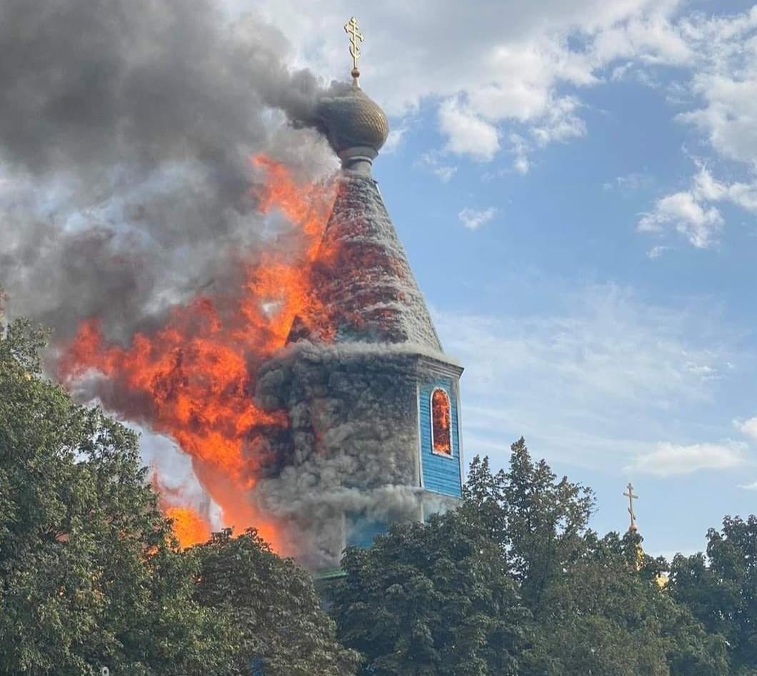На Донеччині горить Свято-Петропавлівська церква (ФОТО)