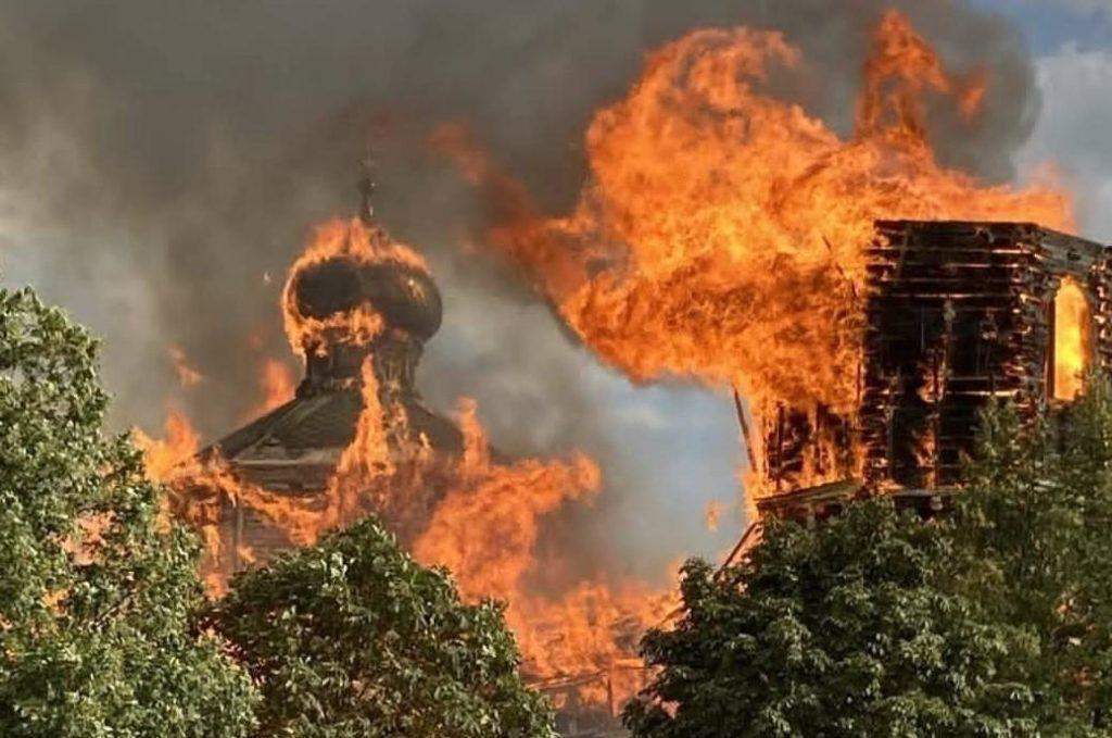 В Донецкой области сгорел Свято-Петропавловский храм
