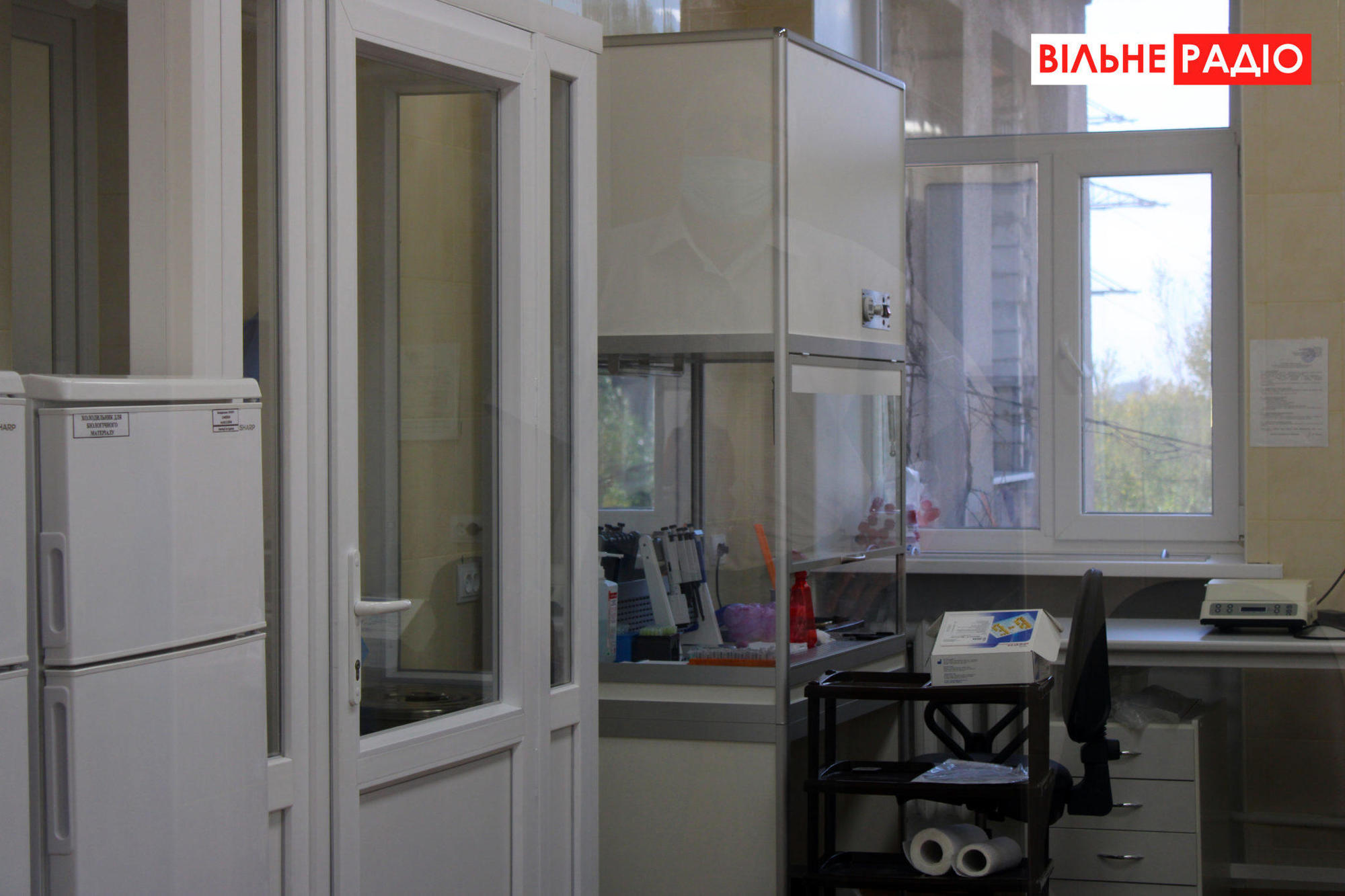 Ще вчаться: В новій ПЛР-лабораторії Торецька перевіряють по 20 людей на день (ФОТО)