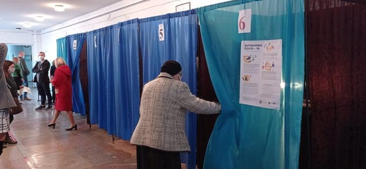 избирательная кабинка избиратели с ОРВИ УИК избирательный участок