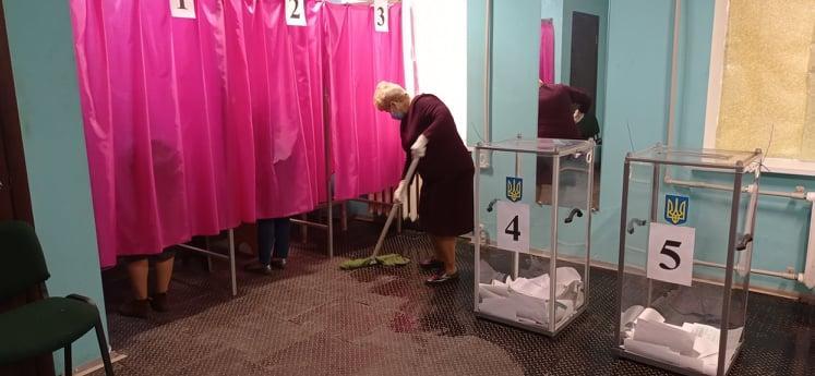 мытьё полов на избирательном участке уборщица кабинки для голосования