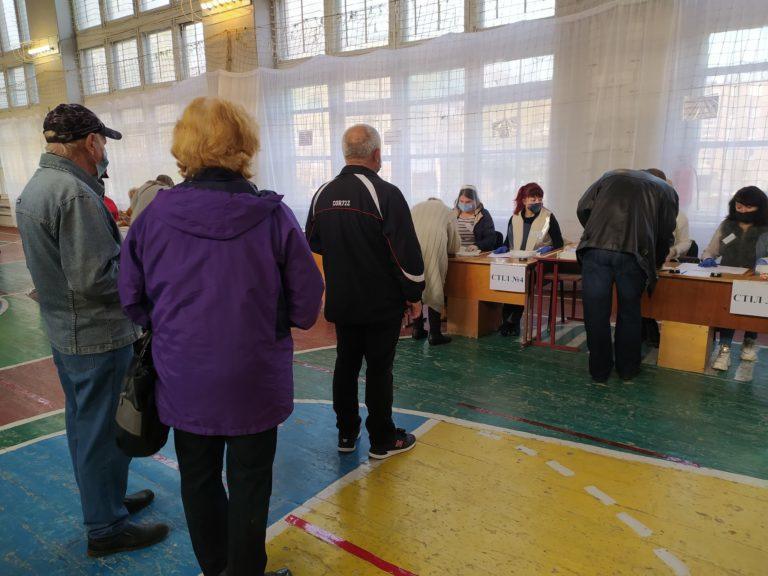 избиратели спортзал УИК члены избирательной комиссии избиратели очередь