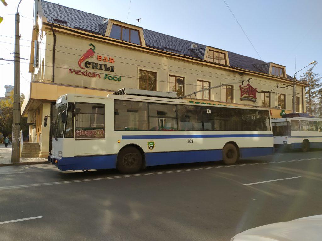 В Бахмуті після виборів зняли з тролейбусів банери “Переходь на Зе-лений” (Фотофакт)