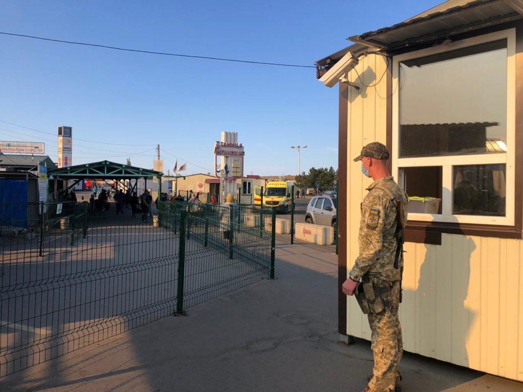 КПВВ в Станице Луганской за ​​сутки пересекли 1211 человек