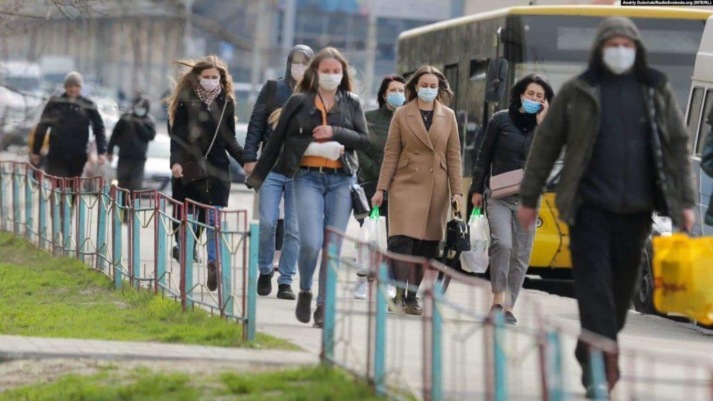 Новый год в медицинских масках: Карантин в Украине продлили до конца года