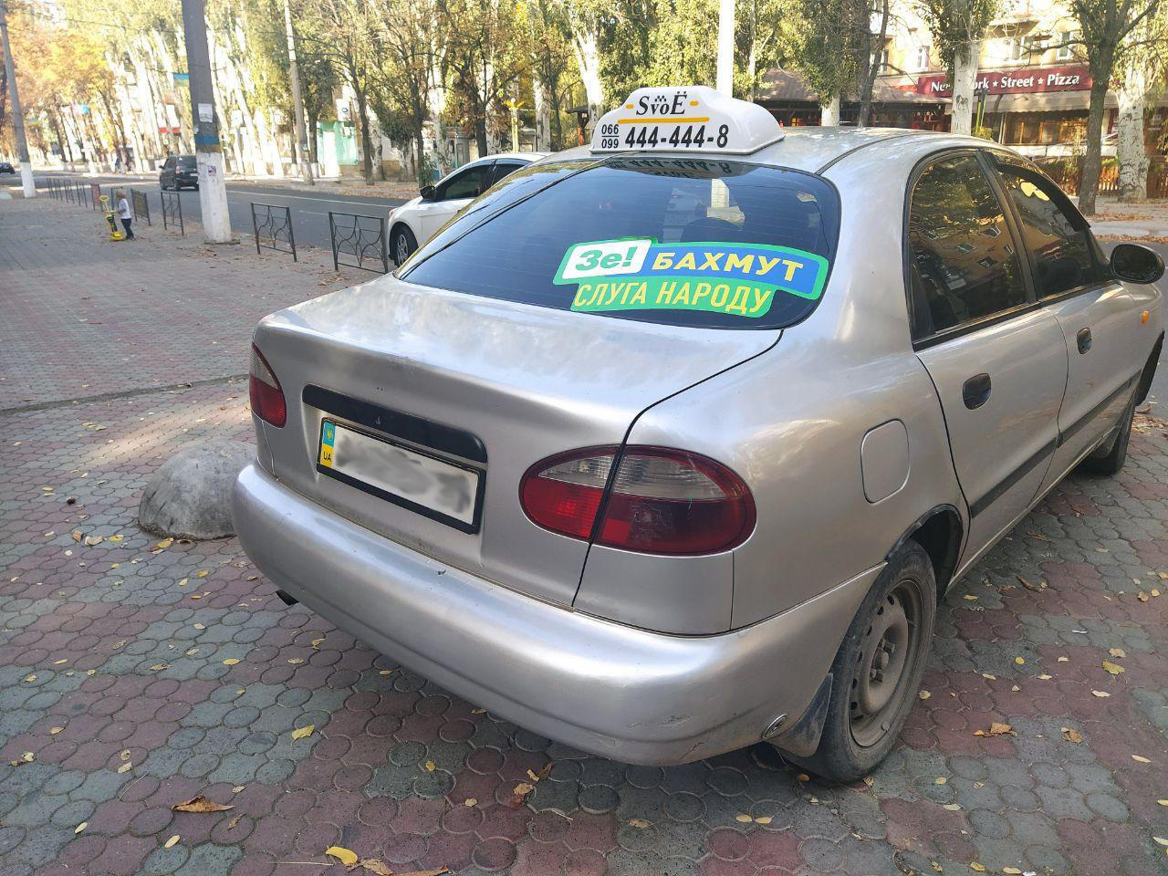 3 служби таксі Бахмута агітують за кандидатів та партії. Це заборонено законом