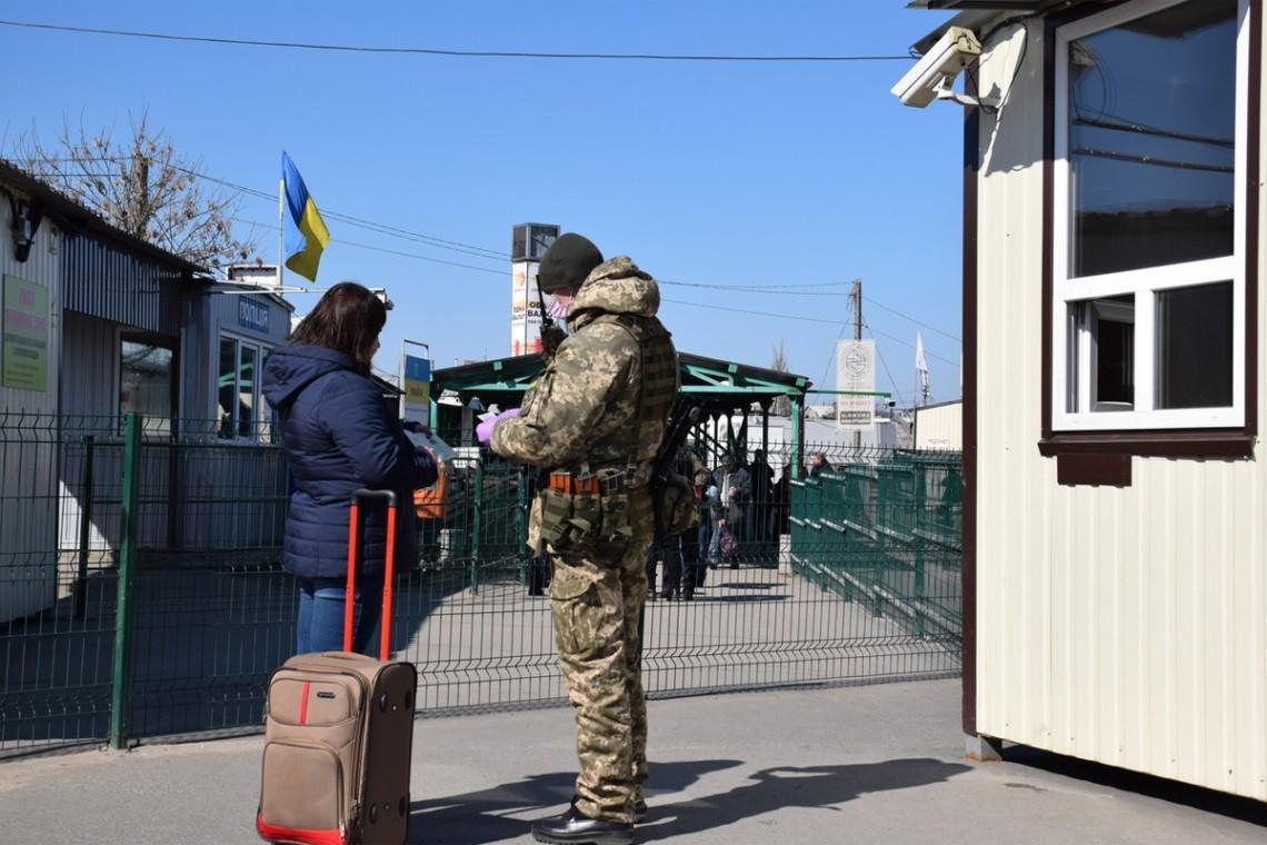 У п’ятницю на сході працюють всі КПВВ, але фактично пускають лише через “Станицю Луганську” та “Новотроїцьке”