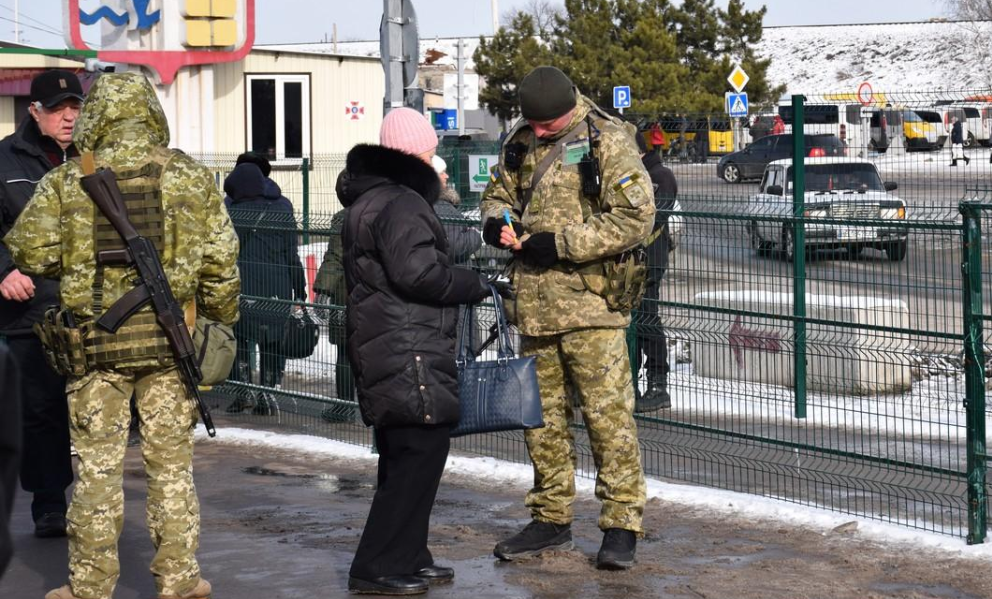 За неделю через КПВВ “Станица Луганская” прошли 9,2 тыс человек, через “Новотроицкое” — 344