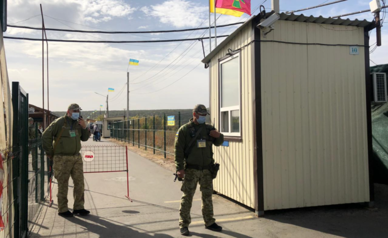 КПВВ на Донбасі: сьогодні пропускають людей через “Станицю Луганську”, а завтра ще й через “Новотроїцьке”