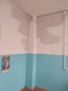 Злива зі стелі: у Торецьку заливає лікарню, яку ремонтують за гроші європейського банку (ФОТО) 2