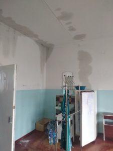 Ливень с потолка: в Торецке заливает больницу, которую ремонтируют за деньги европейского банка (ФОТО) 4