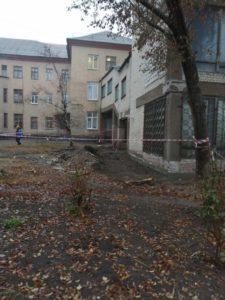 Корпус городской больницы Торецка, который осенью подтопил ливень, до конца декабря покроют металлочерепицей 3