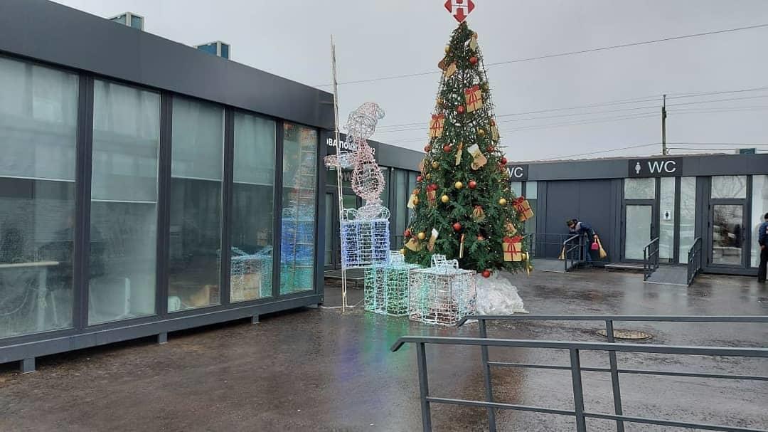 Рождественская елка около Центра предоставления административных услуг на КПВВ "Новотроицкое" в Донецкой области