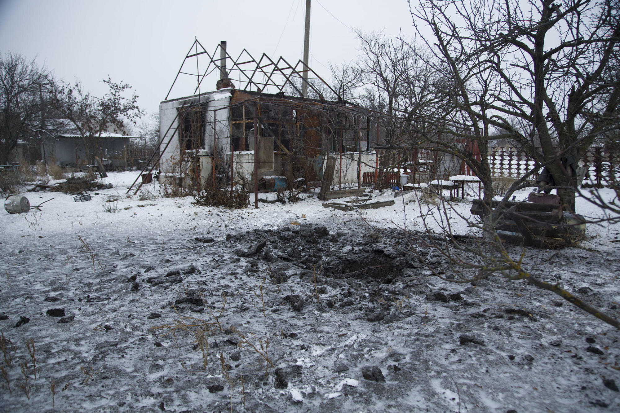 В пятницу, 25 декабря, боевики на Донбассе обстреляли жилой массив в Водяном