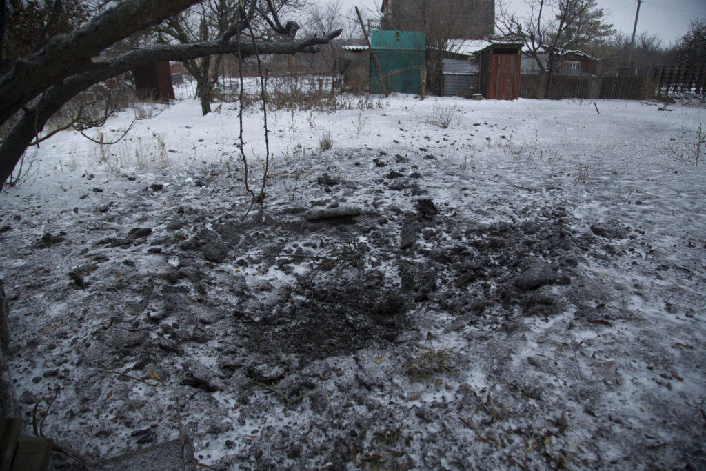 Бойовики обстріляли житловий квартал на Донбасі. 120 мм міна впала на подвір’я (фото)