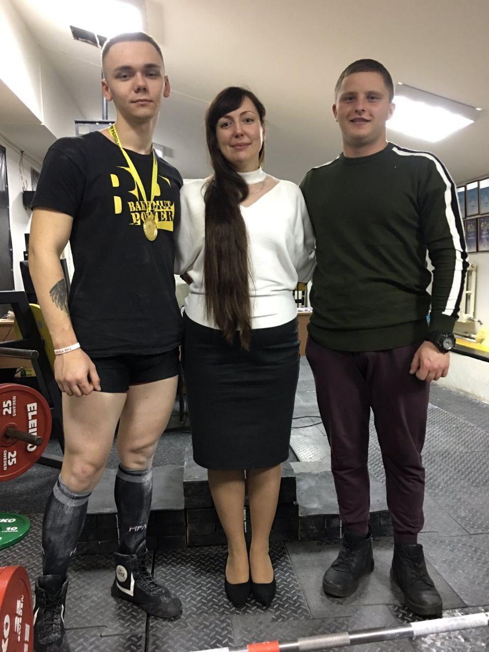 Тренерка з пауерліфтингу Оксана Петренко з вихованцями