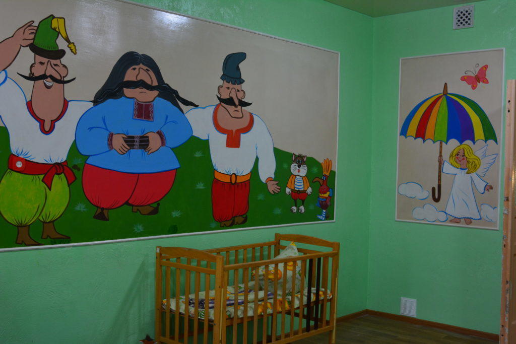 Палата — как иллюстрация из сказки. Новгородские активисты разрисовали палату в детской больнице