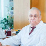 <div class='tooltipster-wrapper'><img class='tooltiper-img' src="https://freeradio.com.ua/wp-content/uploads/2020/12/Anatolij-Vdovichen-150x150.jpg"><h5>Анатолий Вдовичен</h5><span style="font-weight: 400;">67 лет. Главный врач Черновицкой больницы. Заслуженный врач Украины</span></div>