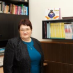 <div class='tooltipster-wrapper'><img class='tooltiper-img' src="https://freeradio.com.ua/wp-content/uploads/2020/12/Halyna-Furman-150x150.png"><h5>Галина Фурман</h5><span style="font-weight: 400;">Заместитель директора львовской гимназии "Престиж".</span>
<span style="font-weight: 400;">Проработала 41 год учительницей английского языка, из них 26 лет ㅡ на должности заместителя директора по учебно-воспитательной работе. У нее была высшая квалификационная категория, была заслуженным учителем Украины</span></div>