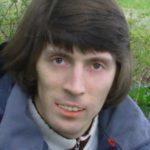 <div class='tooltipster-wrapper'><img class='tooltiper-img' src="https://freeradio.com.ua/wp-content/uploads/2020/12/Iurij-Titov-150x150.jpg"><h5>Юрий Титов</h5><span style="font-weight: 400;">40 лет. Украинский поэт, поэт-песенник.</span>
<span style="font-weight: 400;">Через родовую травму с детства был прикован к коляске и не мог ни двигаться, ни разговаривать. Свои произведения он печатал носом.</span>
<span style="font-weight: 400;">Автор сборников стихов и песенных альбомов</span></div>