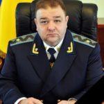 <div class='tooltipster-wrapper'><img class='tooltiper-img' src="https://freeradio.com.ua/wp-content/uploads/2020/12/Oleh-Synyshyn-150x150.jpg"><h5>Олег Синишин</h5><span style="font-weight: 400;">43 года. Прокурор Хмельницкой области.</span>
<span style="font-weight: 400;">"22 года отдал служению Закону, добросовестно и достойно работал на результат"</span></div>