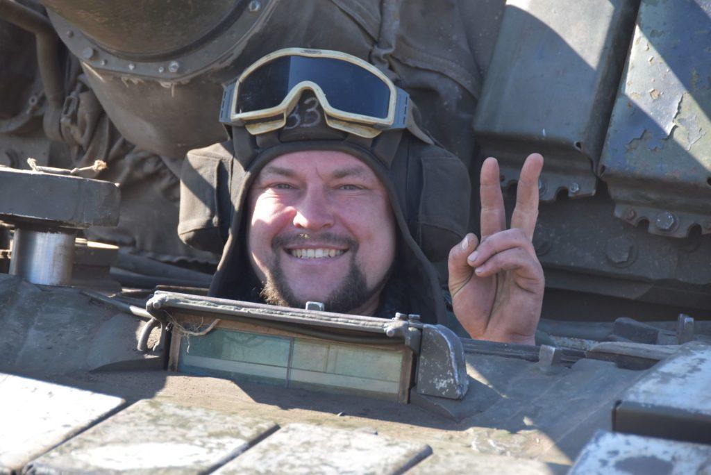 “Дочь говорит, что папа живет в танке”. История бойца, который седьмой год защищает Украину