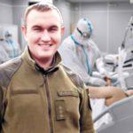 <div class='tooltipster-wrapper'><img class='tooltiper-img' src="https://freeradio.com.ua/wp-content/uploads/2020/12/Ruslan-Petrenko-150x150.jpg"><h5>Руслан Петреченко</h5><span style="font-weight: 400;">24 года. Нацгвардеец. Коронавирус поразил 75% легких</span></div>