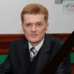 <div class='tooltipster-wrapper'><img class='tooltiper-img' src="https://freeradio.com.ua/wp-content/uploads/2020/12/Ruslan-Sorokatyj-150x150.jpeg"><h5>Руслан Сорокатый</h5><span style="font-weight: 400;">56 лет. Заведующий кафедрой компьютерных наук и информационных технологий Хмельницкого национального университета. Доктор технических наук, профессор</span></div>