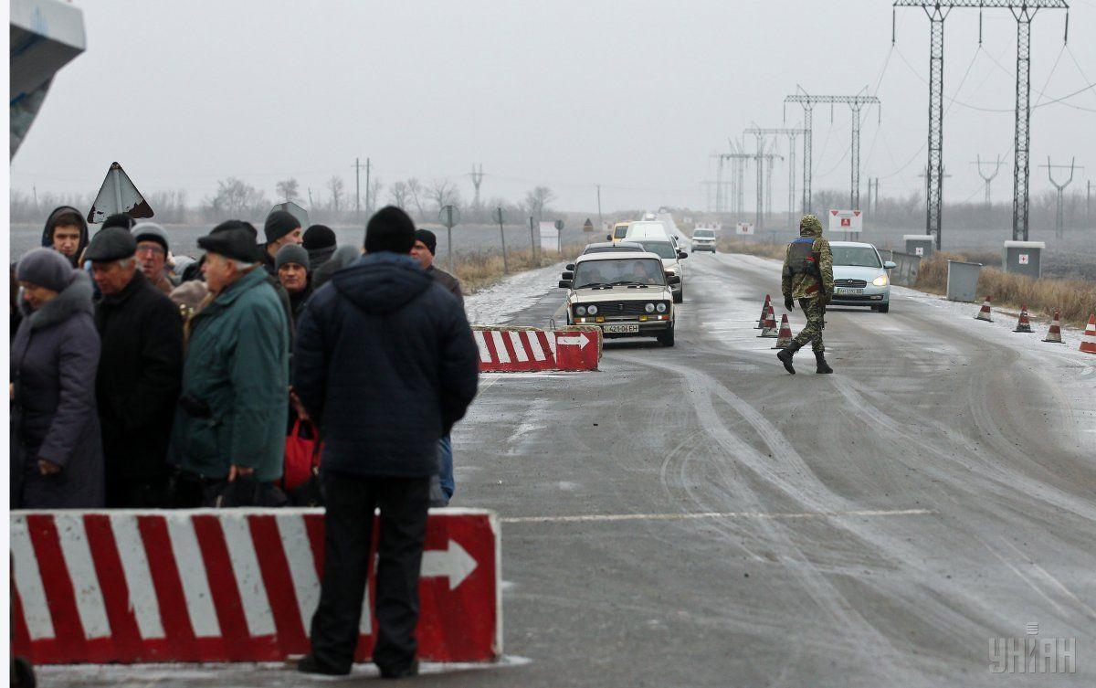 люди стоять у черзі до КПВВ на Донбасі