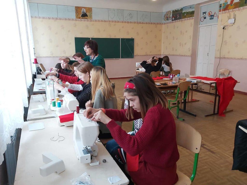 Будуть вчитися і заробляти: у сіверській школі облаштували швейну майстерню