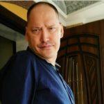 <div class='tooltipster-wrapper'><img class='tooltiper-img' src="https://freeradio.com.ua/wp-content/uploads/2020/12/Viktor-Hromov-2-150x150.jpg"><h5>Виктор Громов</h5><span style="font-weight: 400;">51 год. Целитель, экстрасенс. Среди его пациентов было немало знаменитостей</span></div>