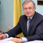 <div class='tooltipster-wrapper'><img class='tooltiper-img' src="https://freeradio.com.ua/wp-content/uploads/2020/12/Volodymyr-Rozhok-150x150.jpg"><h5>Владимир Рожок</h5><span style="font-weight: 400;">74 года. Бывший ректор Национальной музыкальной академии Украины им. П. И. Чайковского. Академик Национальной академии искусств Украины, хоровой дирижер, ученый, профессор, народный артист Украины.</span>
<span style="font-weight: 400;">"Принадлежал к яркой когорте выдающихся деятелей музыкальной культуры современной Украины, плодотворно работал на ниве развития национального искусства"</span></div>