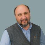 <div class='tooltipster-wrapper'><img class='tooltiper-img' src="https://freeradio.com.ua/wp-content/uploads/2020/12/Volodymyr-Sledz-150x150.jpg"><h5>Владимир Следзь</h5><span style="font-weight: 400;">56 лет. Известный львовский архитектор. Автор эскизного проекта стадиона "Арена Львов"</span></div>