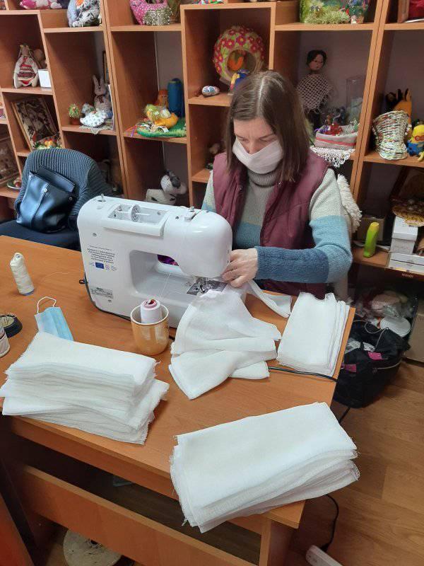 швейна машинка волонтерка шиє маски саморобні засоби індивідуального захисту