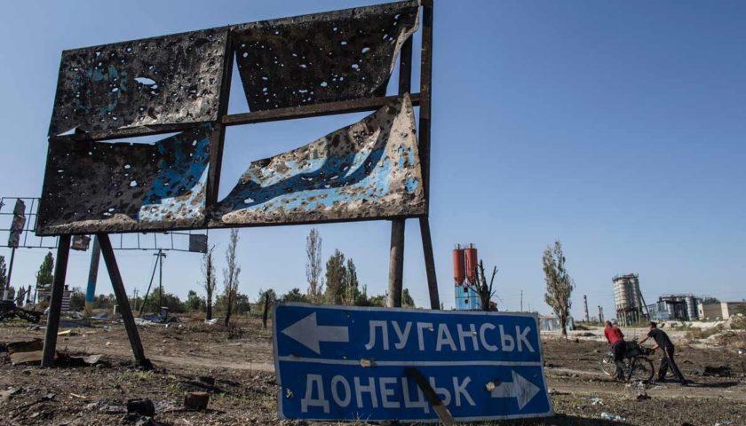 “Нас ніхто не сприймає, як рівних”. Що жителі окупованого Донбасу думають про Україну (опитування)