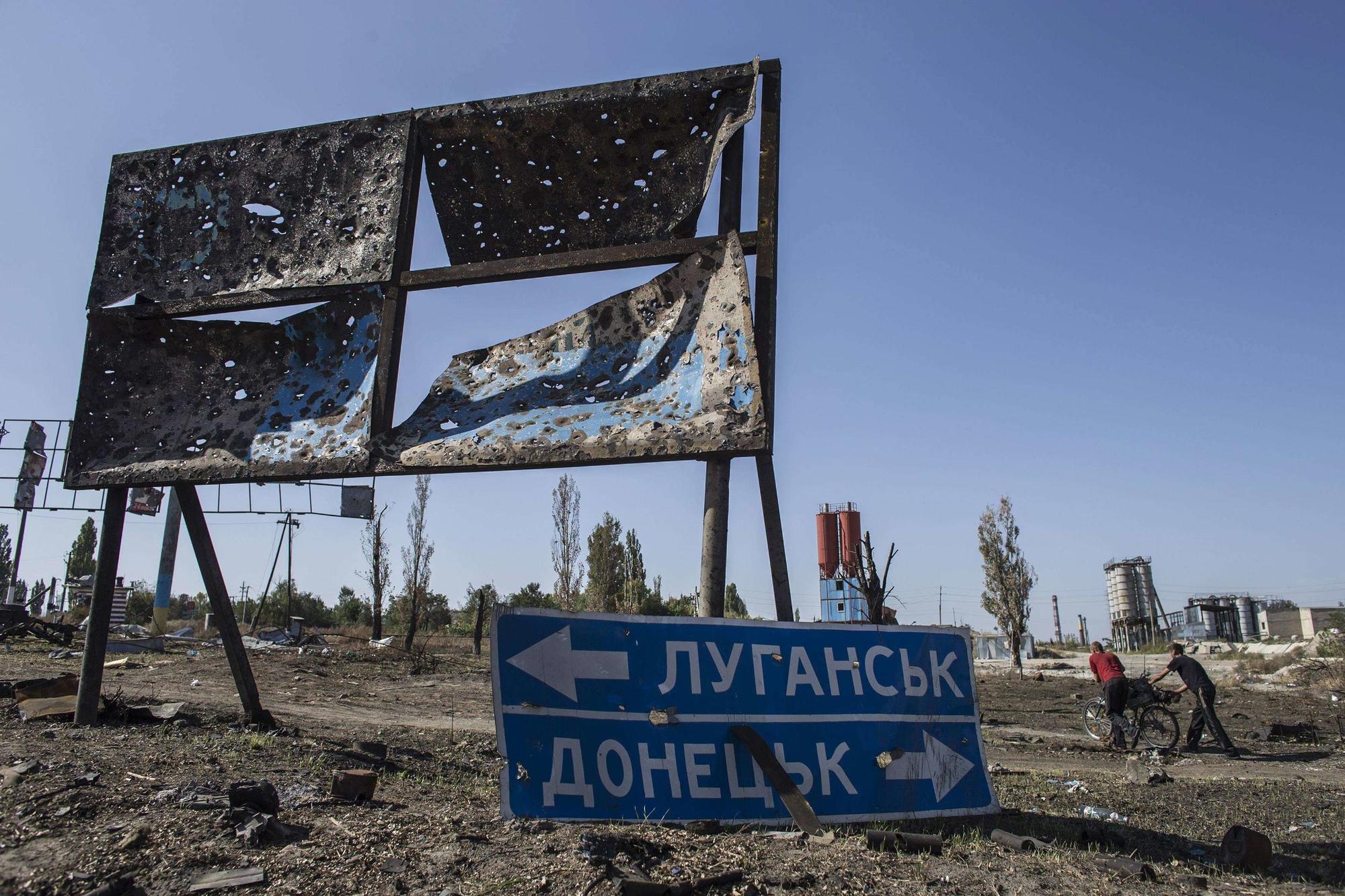 На Донбасі бойовики стріляли в Донецькій і Луганській області