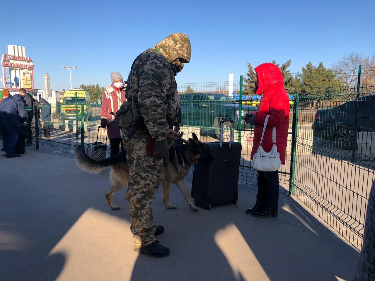 Зображення до посту За три години ранку п’ятниці КПВВ на Донбасі перейшли понад 700 людей