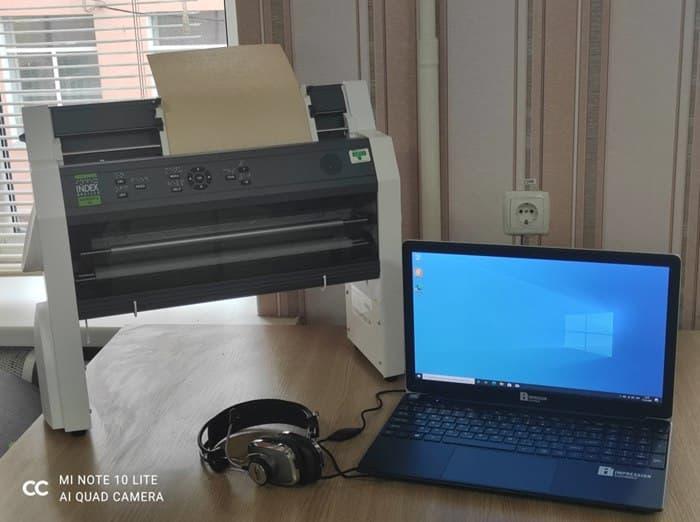В Славянскую школу-интернат для слабовидящих детей привезли принтер, который печатает текст шрифтом Брайля