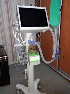 Подходит и для младенцев. “Врачи мира” подарили бахмутской больнице современный аппарат ИВЛ 1