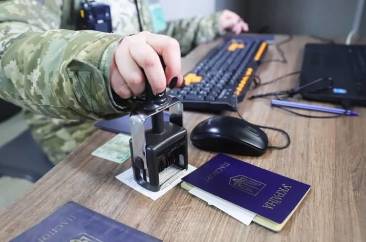 Мешканець ОРДО купив український паспорт за біткоїни та поїхав через КПВВ. За це він заплатить штраф