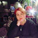 <div class='tooltipster-wrapper'><img class='tooltiper-img' src="https://freeradio.com.ua/wp-content/uploads/2021/01/Liudmyla-Skrypnyk-150x150.jpg"><h5>Людмила Скрипник</h5><span style="font-weight: 400;">59 лет. Врач-неонатолог Винницкого городского клинического родильного дома №2. Врачом проработала 34 года.</span>
<span style="font-weight: 400;">"Мама была врачом “старой закалки”, не просто помнила клятву Гиппократа, а жила в соответствии с этой клятвой. Всю жизнь, до последнего, оказывала медицинскую помощь не только своим маленьким пациентам, а и соседям: ставила им капельницы, делала уколы.</span>
<span style="font-weight: 400;">Свою работу педиатра-неонатолога мама обожала. У себя в родильном она помнила имена всех своих крошечных подопечных, воспринимала как личное горе, когда не удавалось кому-то из них спасти жизнь"</span></div>