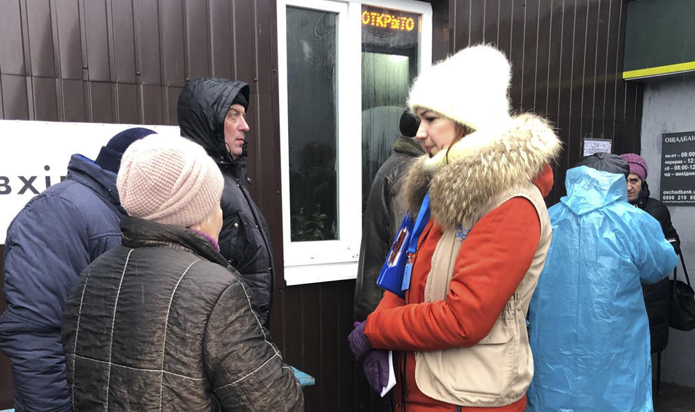 На “Станиці Луганській” 15 людей за день оформили екстрені пропуски через нові паспорти та поїздки до хворих родичів